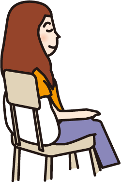 腰にクッションをあてて椅子に座る女性